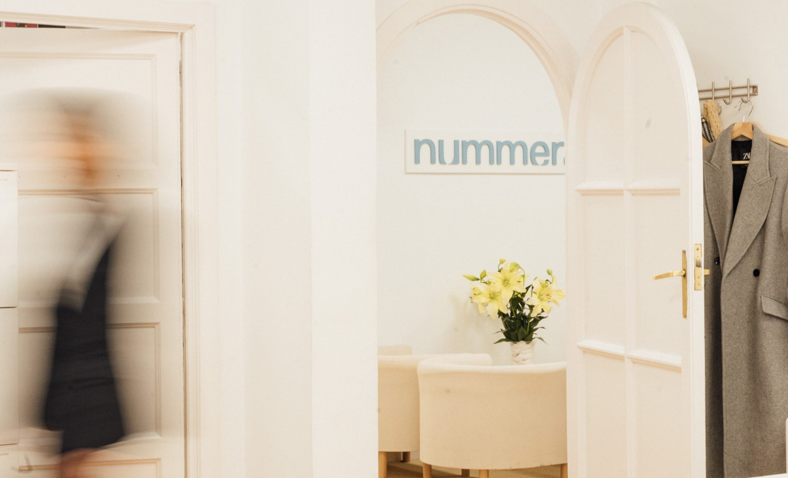 Entrada a despachos de la empresa nummera