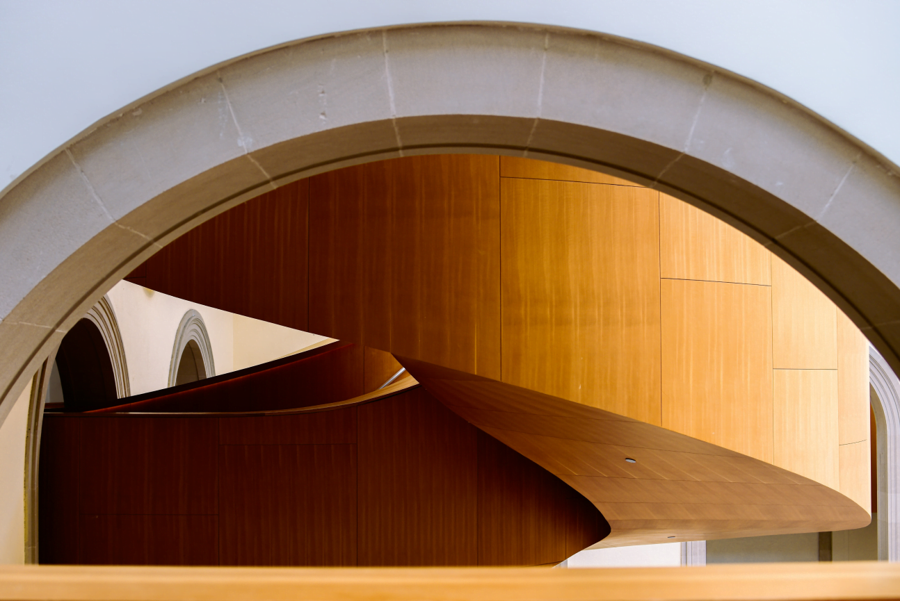 Dibujo de una pasarela de madera vista a través de un arco